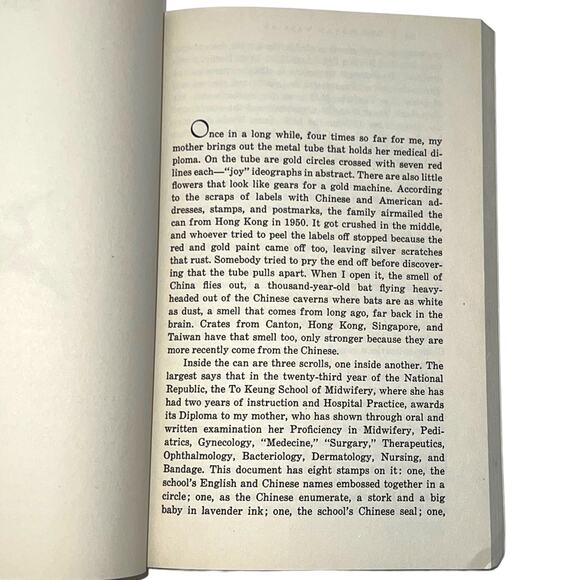 The Woman Warrior: Memoirs of a Girlhood Among Ghosts (Alternate cover edition) - Picture 4 of 6